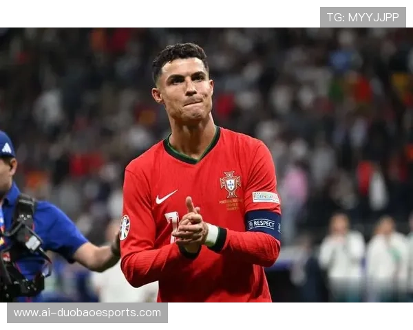 足球球星在比赛中踢人是否构成犯规及相关判罚标准解析